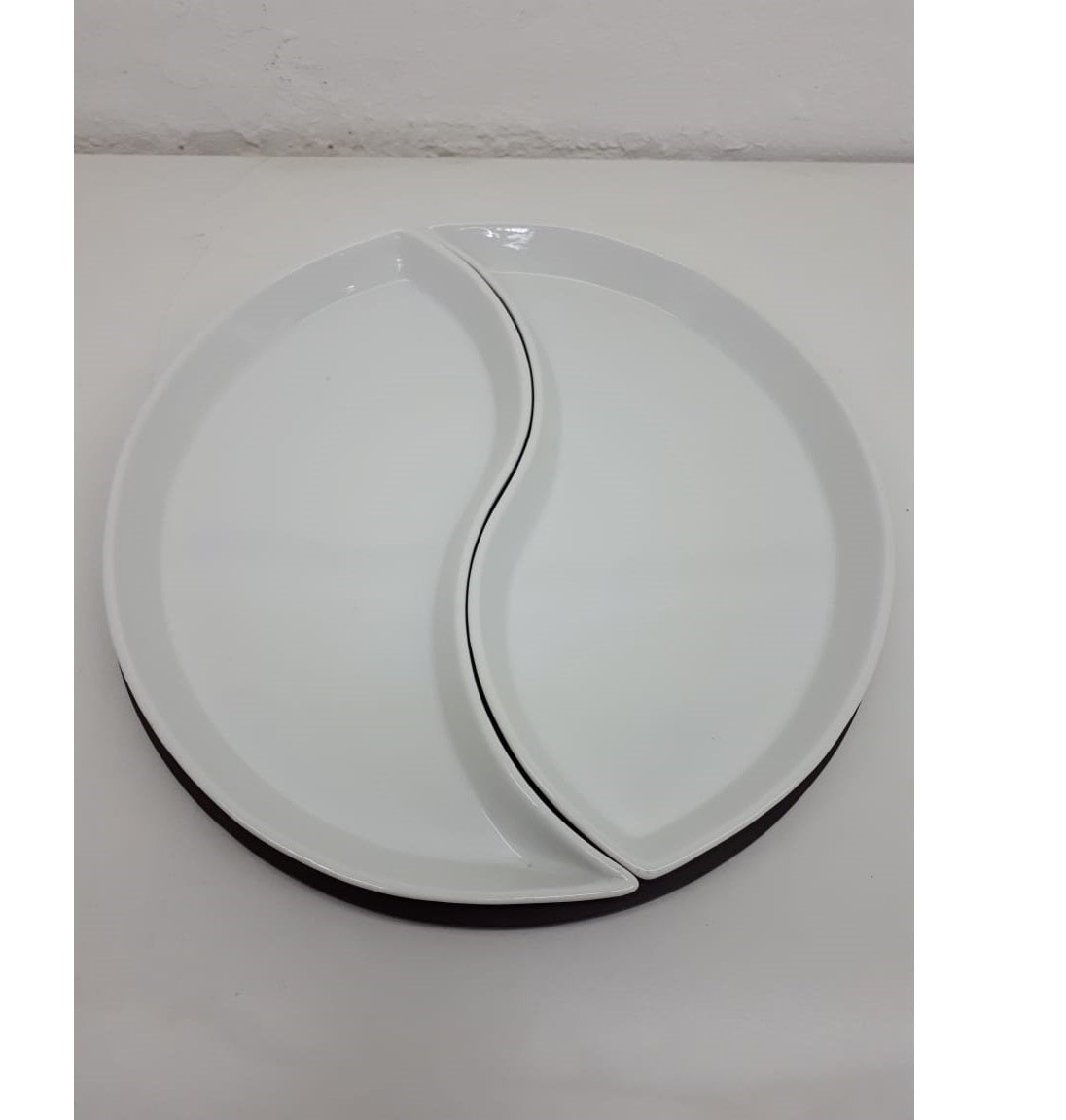 2 PORCELAIN PLATES TEAR SHAPE 36 CM